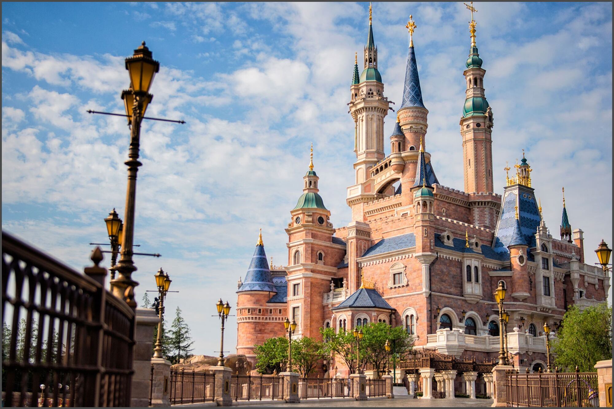 Disneyland tiene varios parques alrededor del mundo; por ejemplo, este ubicado en Shanghai