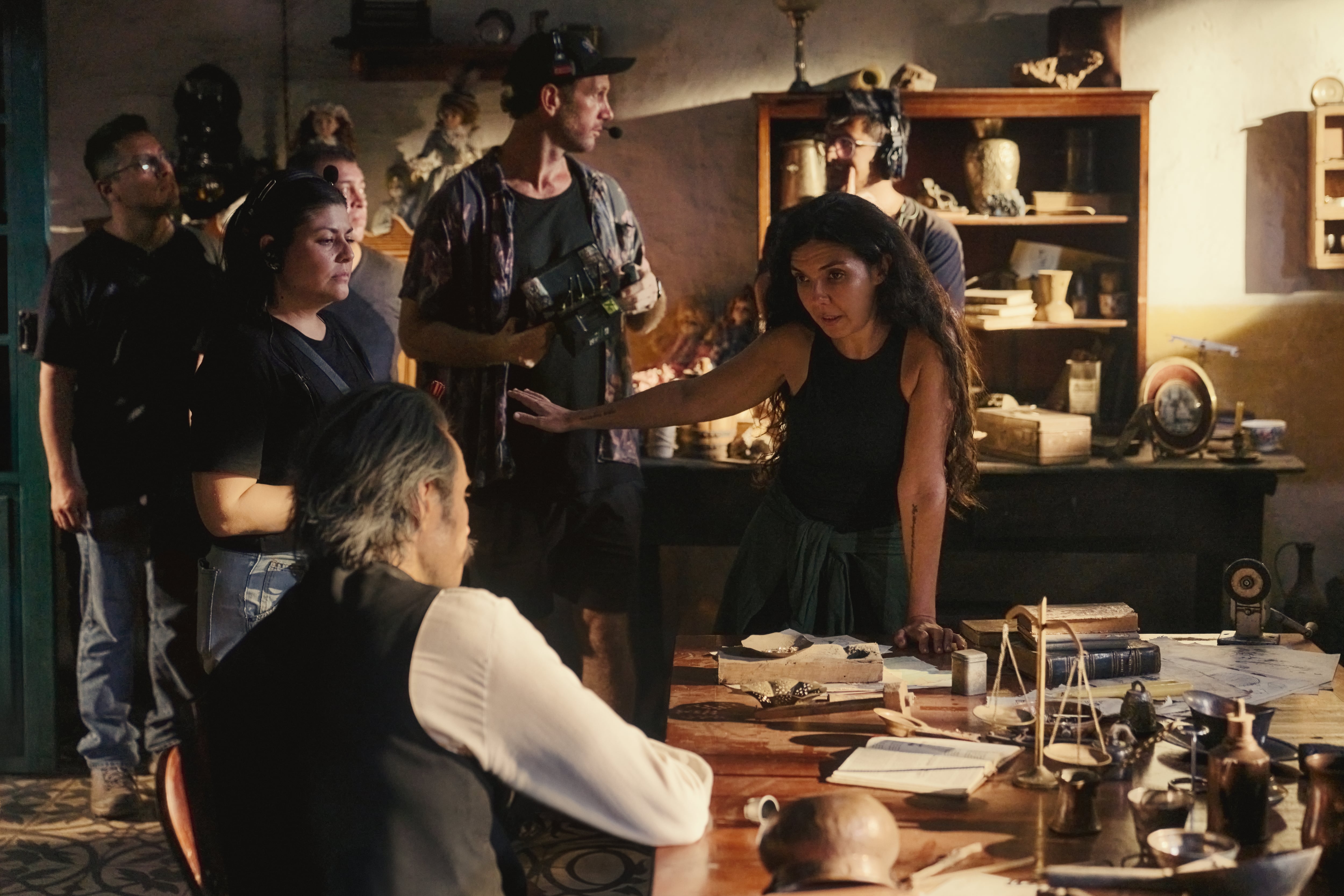 Laura Mora, directora de la serie, en una escena con el actor Claudio Cataño, quien interpreta al coronel Aureliano Buendía