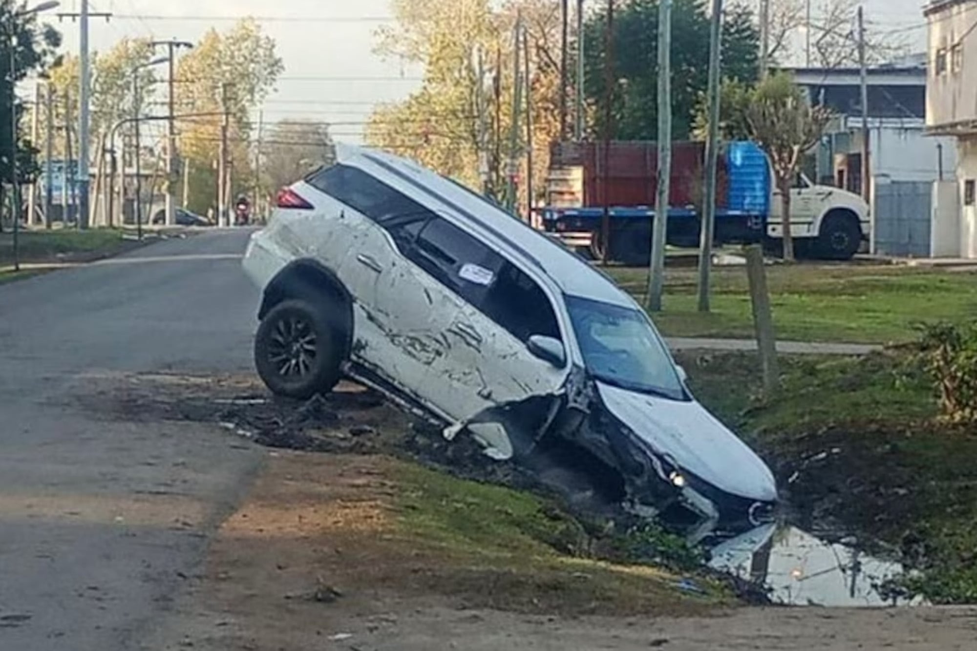 Persecución de película en La Plata: robaron una camioneta, huyeron de la policía y terminaron en una zanja y a los tiros