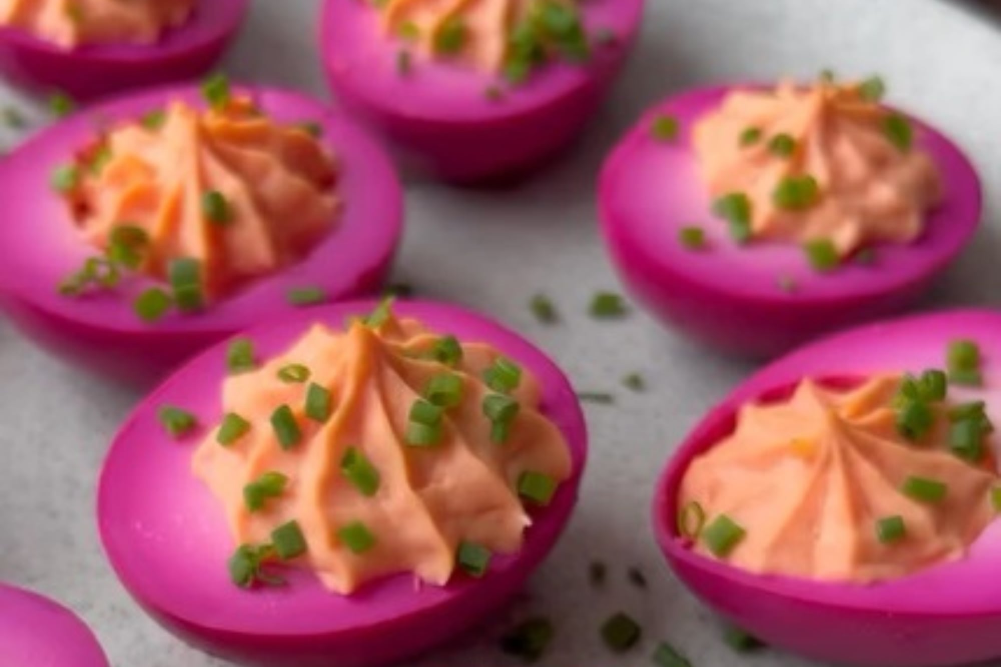 Huevos rellenos: la receta “alocada” para hacer en Navidad y sorprender a la familia