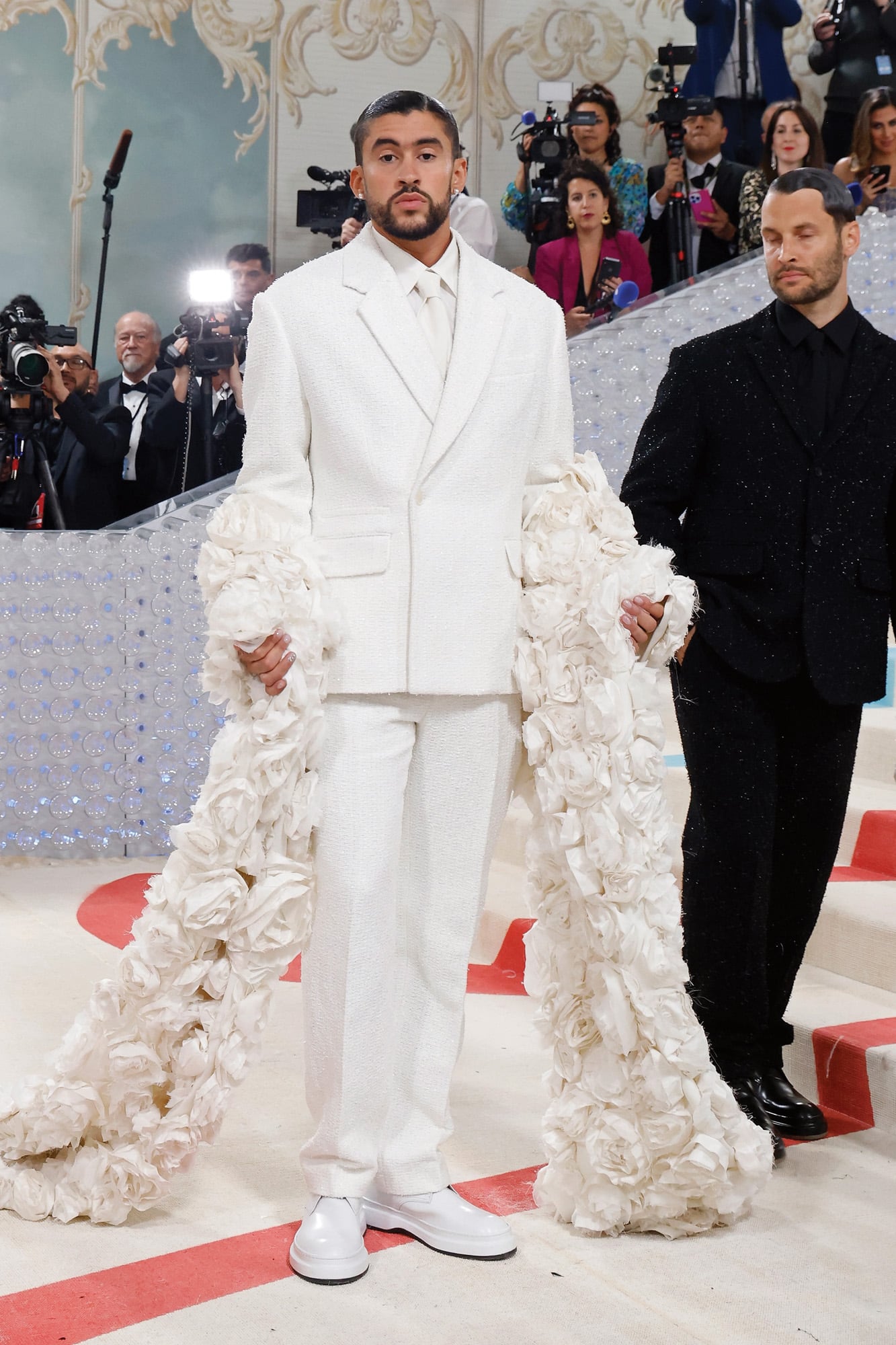 Un original traje blanco con una cola de flores creado por el diseñador francés Jacquemus para Met Gala “Karl Lagerfeld: A Line Of Beauty”, en mayo de 2023, en Nueva York