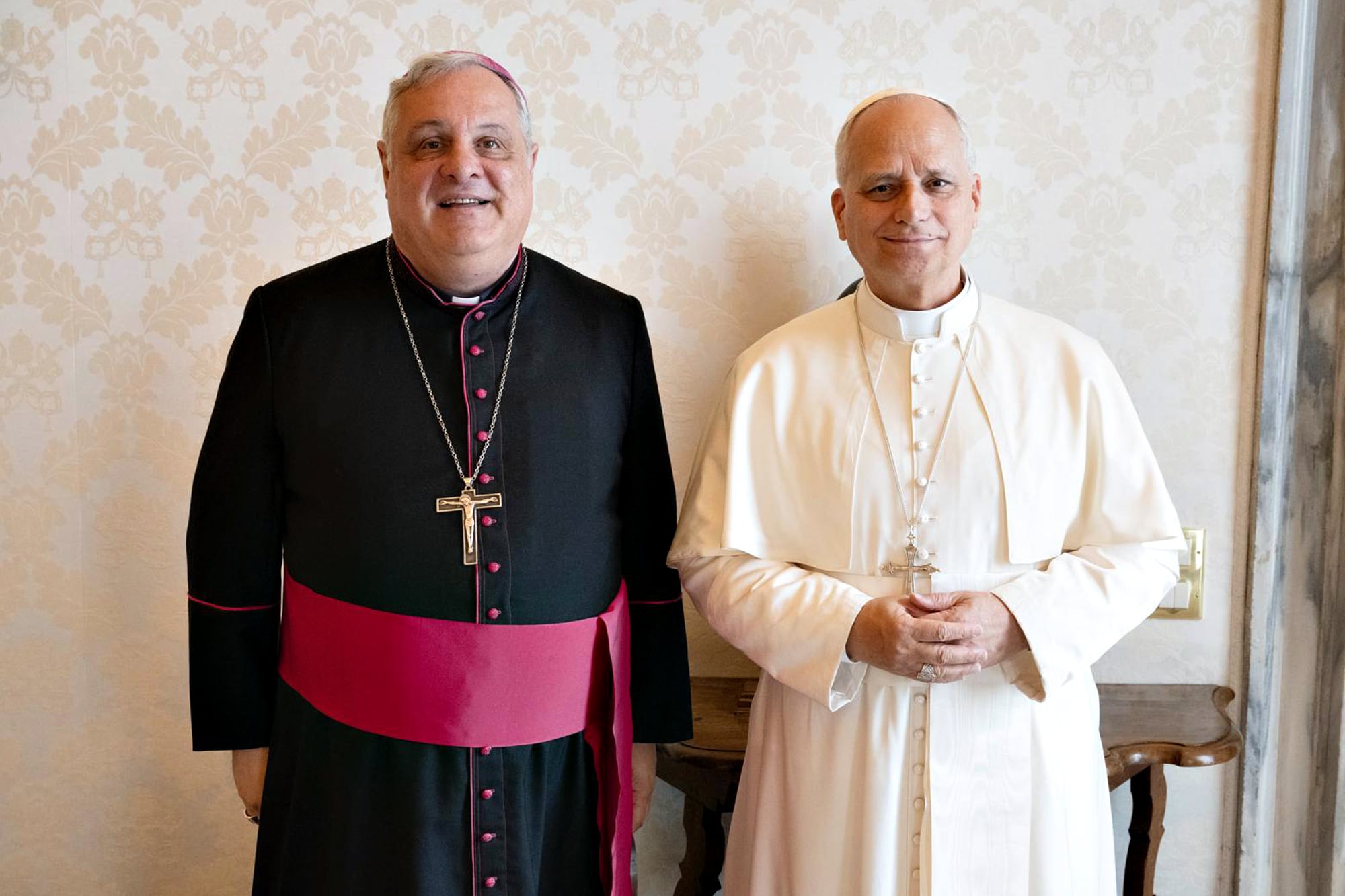 El presidente del Episcopado argentino, monseñor Marcelo Colombo, con el papa León XIV, en octubre de 2025