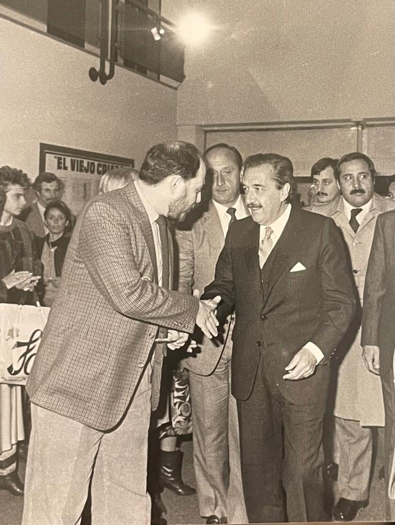Carlos Rottemberg recibe a Raúl Alfonsín en el Teatro Ateneo a donde el expresidente fue a ver Made in Lanús
