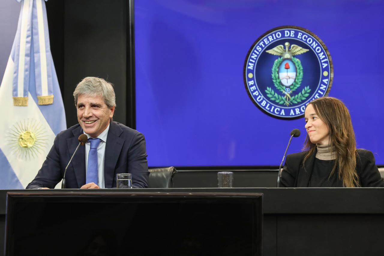 Luis Caputo, ministro de Economía, encabezó la presentación del proyecto en el Palacio de Hacienda junto a María Ibarzábal Murphy, secretaria de Legal y Técnica