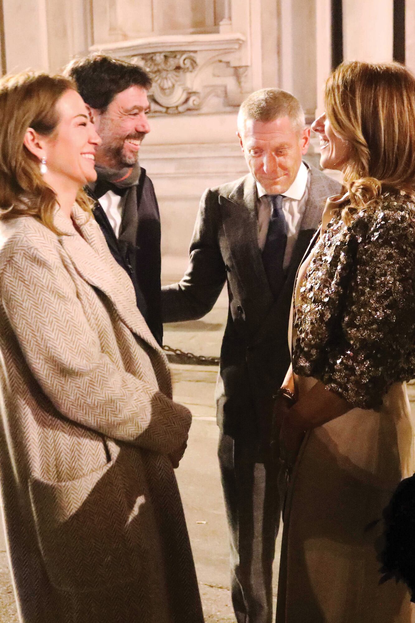 Lapo Elkann –acompañado de su mujer Joana Lemos, ex piloto de rally y de moto– saluda a su primo Andrea Agnelli y su pareja Deniz Akalın