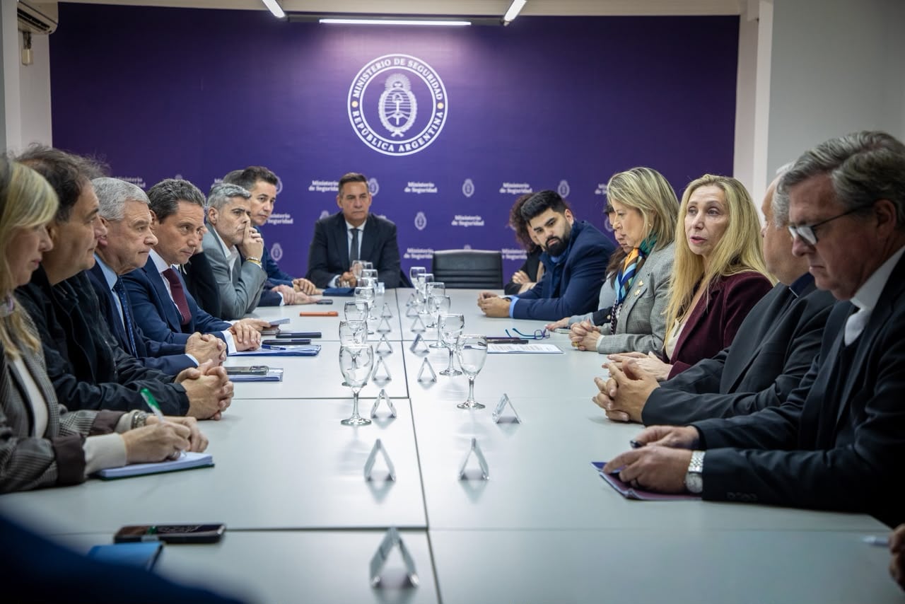 Reunión de funcionarios del gobierno y representantes de la Iglesia por la visita oficial del Papa Leon XIV a la Argentina