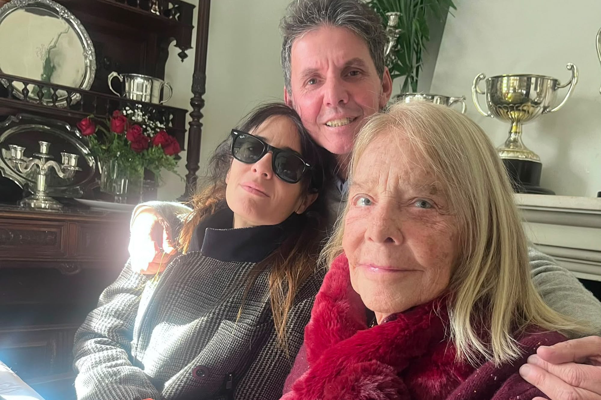 La agasajada con su hija menor, Concepción Cochrane, y Gerard Confalonieri