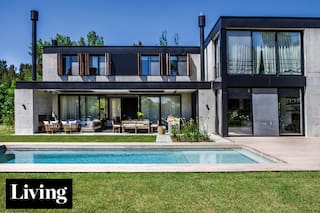 Espacios prácticos y de estética sobria en la casa de una familia numerosa