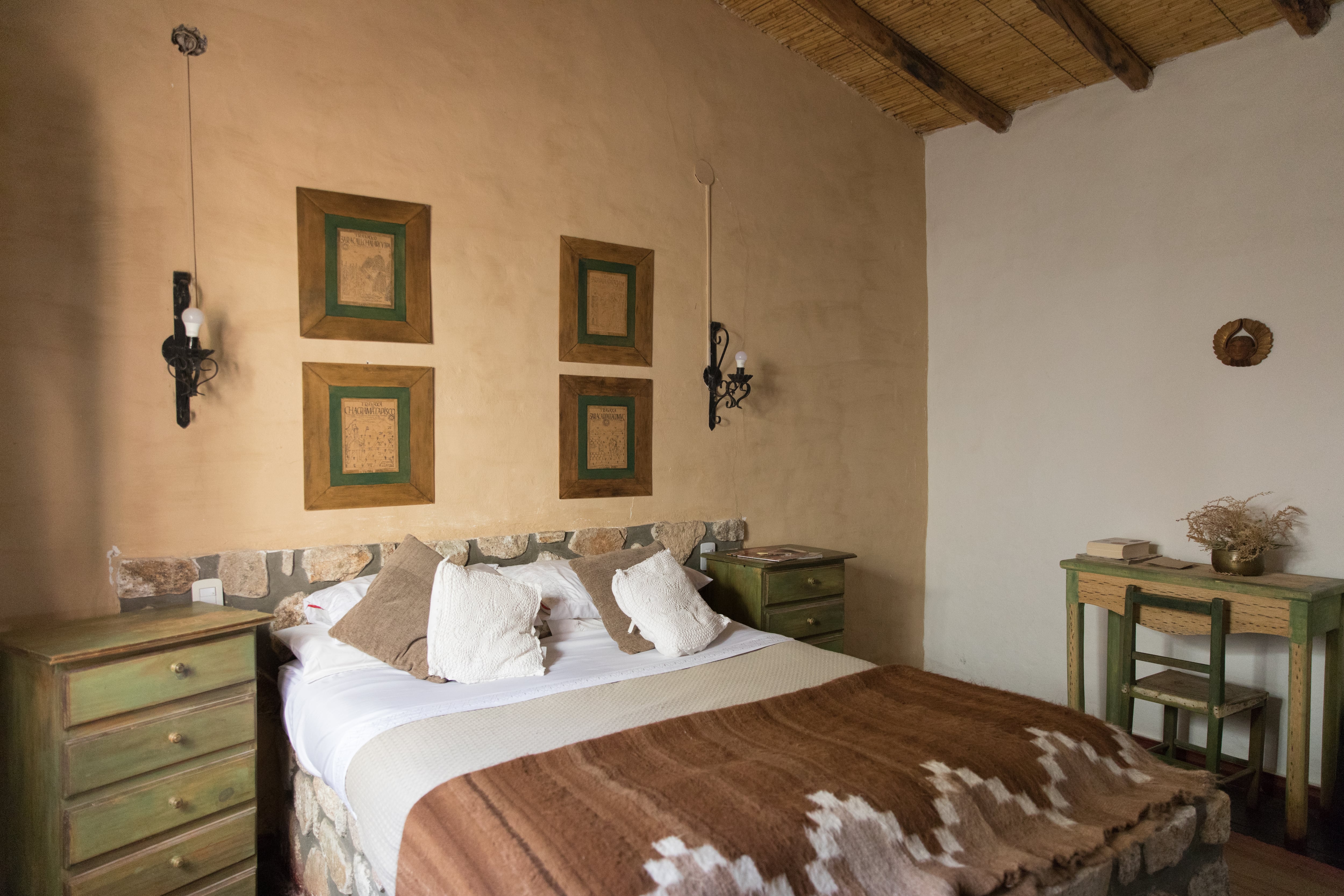 Una de las siete habitaciones de La Paya, decoradas en tonos tierra