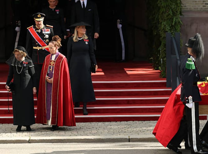 Sunnina, la obispa de Oslo, junto a la exreina noruega, Sonia (Foto: Getty Images)