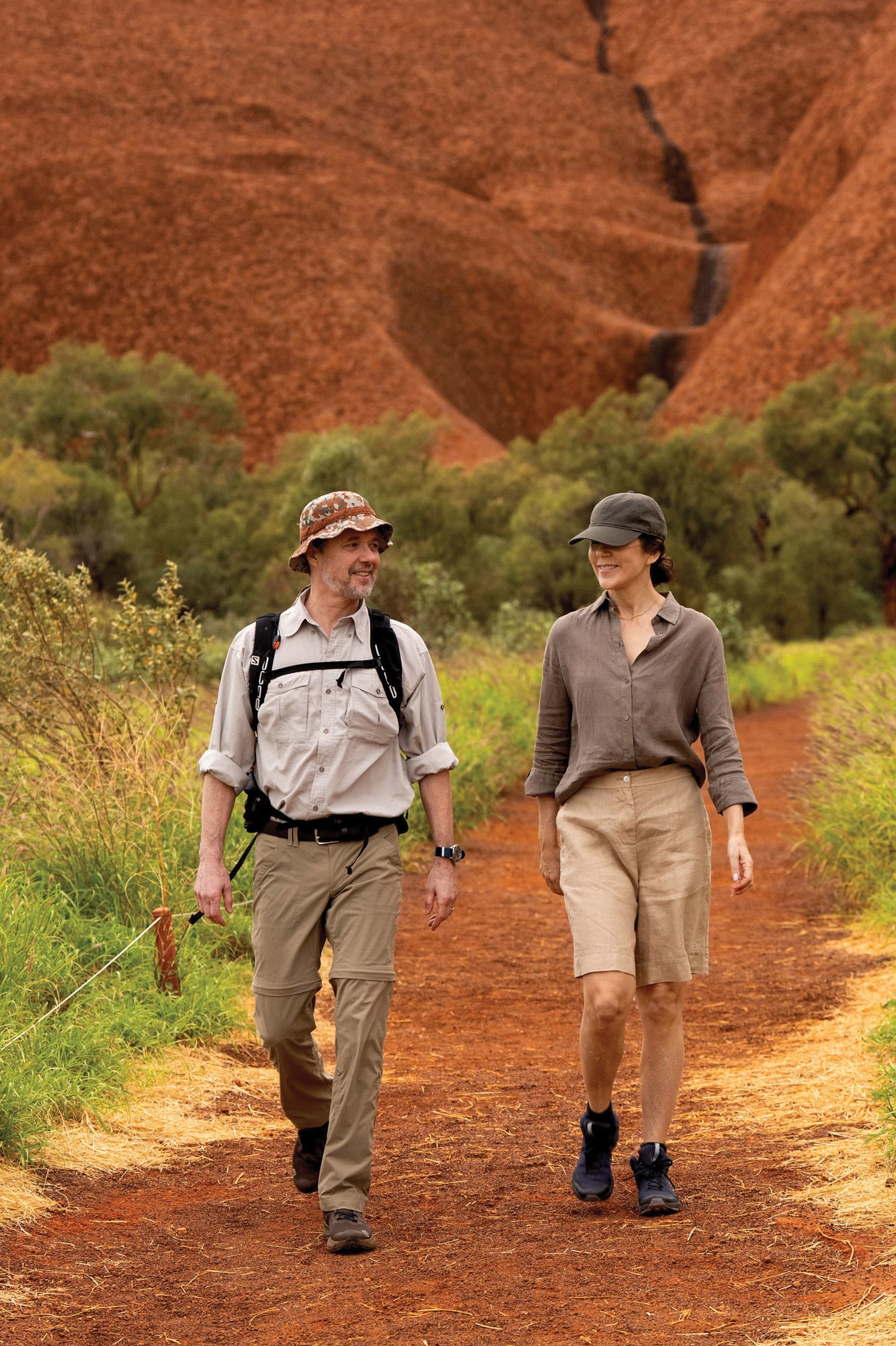 Dentro de su itinerario,
la pareja se hizo un tiempo para
explorar el Parque Nacional UluruKata Tjuta. Hace ya veinticinco años
que Mary dejó su país para comenzar
una nueva vida en Dinamarca junto
al entonces heredero del trono.
Se conocieron en un bar durante
los Juegos Olímpicos de Sídney
2000 y, tras un año de mantener
una relación a distancia, la bella
australiana armó sus valijas para
apostar a su gran historia de amor