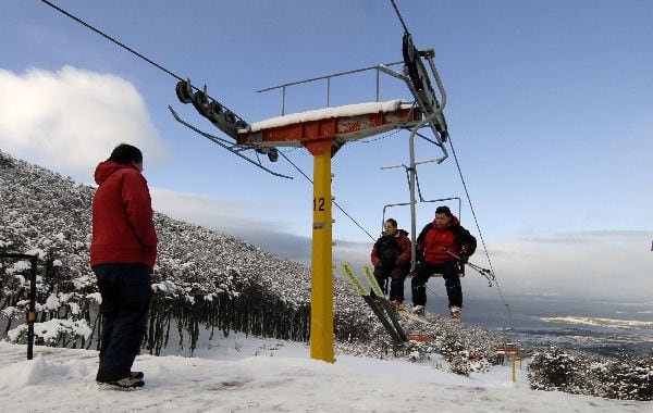 Esquiadores ascienden en la aerosilla del Martial durante la temporada invernal, cuando funcionaba como una opción accesible para la práctica en Ushuaia