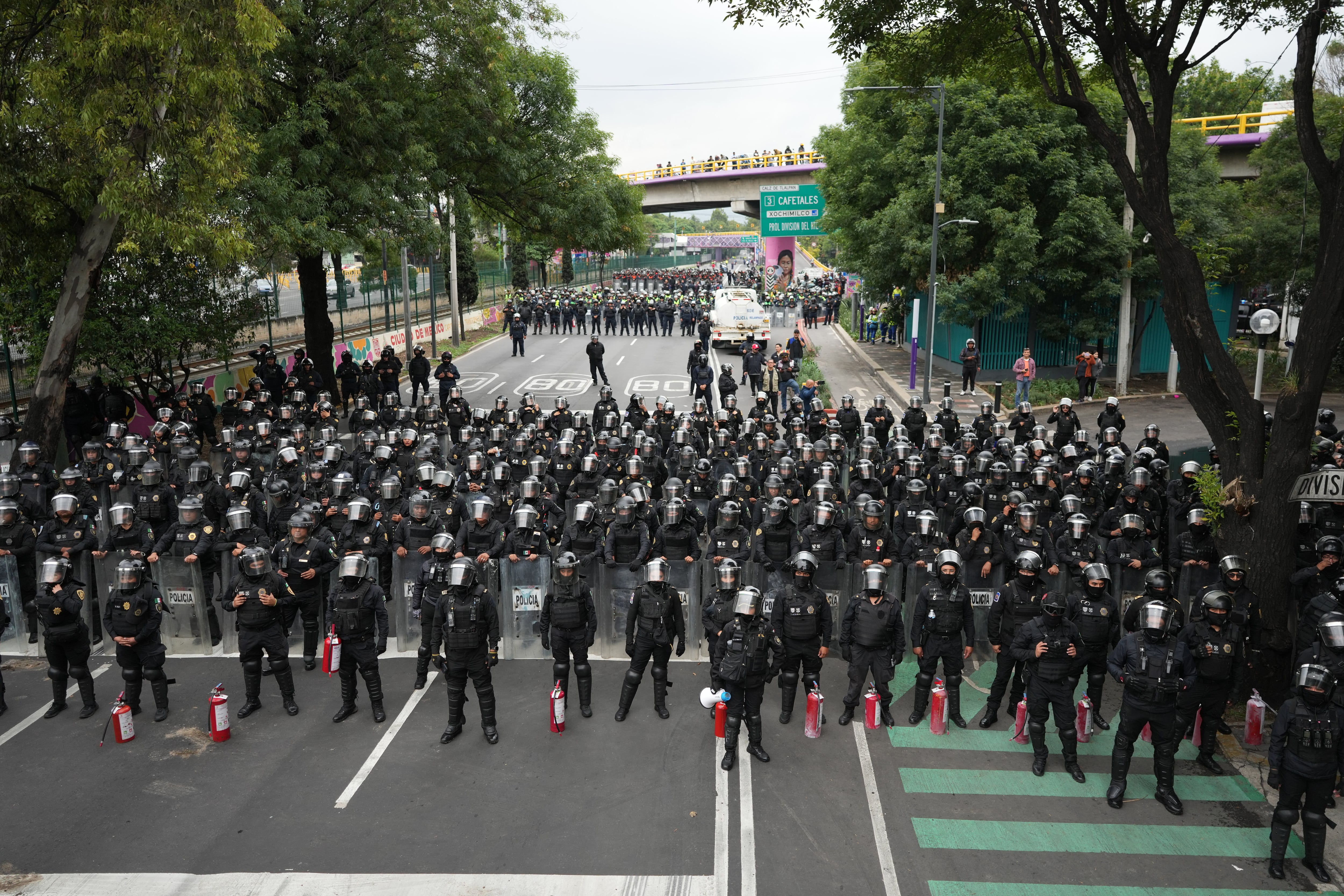 Una marcha de maestros que amenaza con boicotear la fiesta inaugural tiene en vilo a las autoridades mexicanas