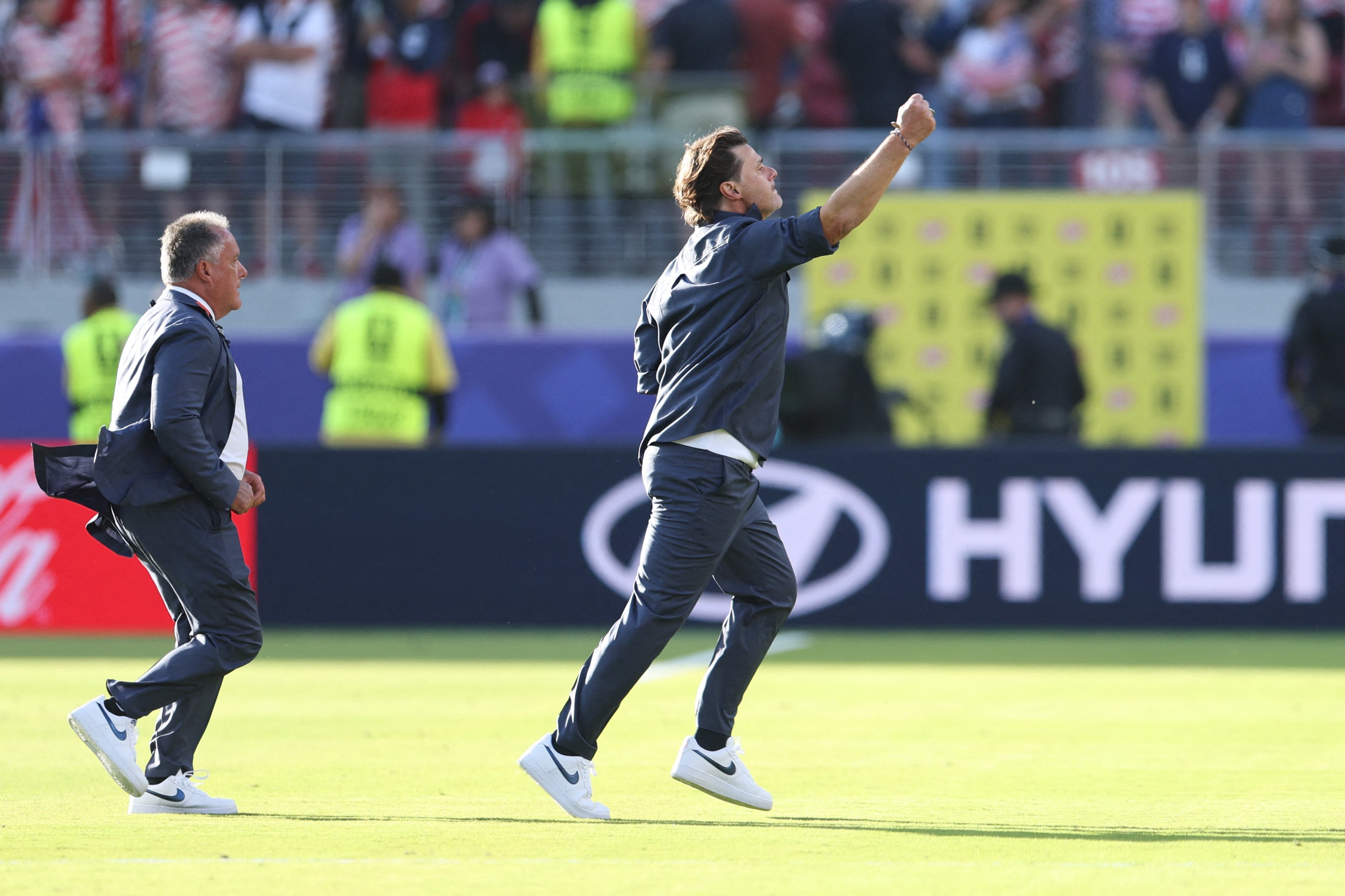 La corrida del entrenador Mauricio Pochettino para ir a festejar con sus futbolistas la clasificación a octavos de final del Mundial 2026