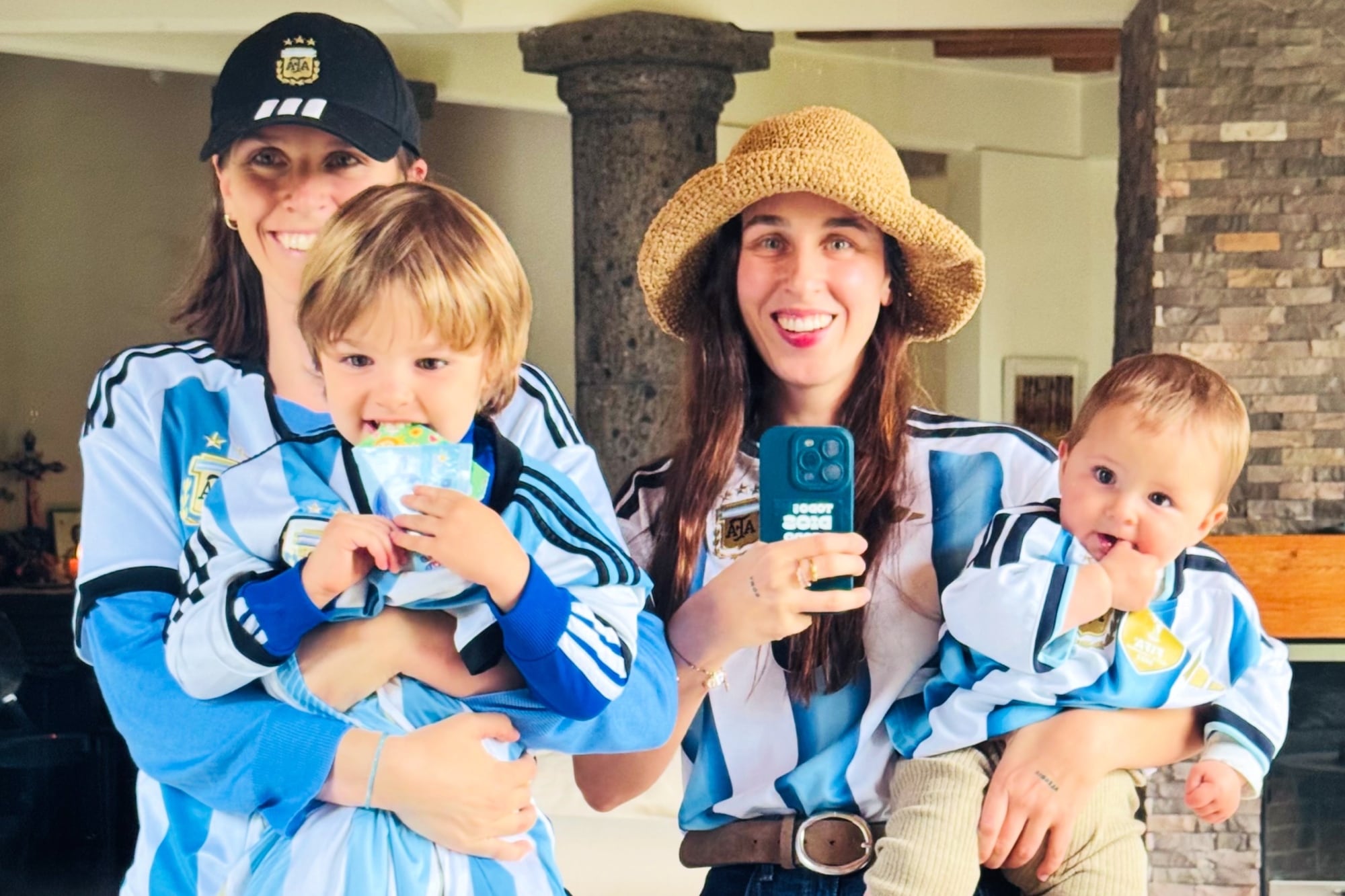“A veces pienso en esa nostalgia que el inmigrante parece llevar consigo”, dice Anabella pensativa. “Volver es reencontrarme con una geografía que mi cuerpo parece reconocer antes que yo