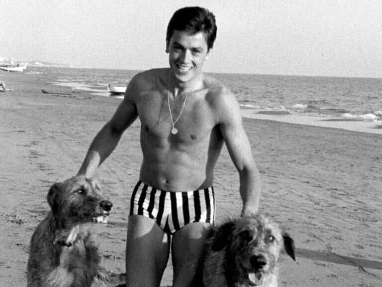 Alain Delon con sus perros en 1960 (Foto: Sanford Roth)