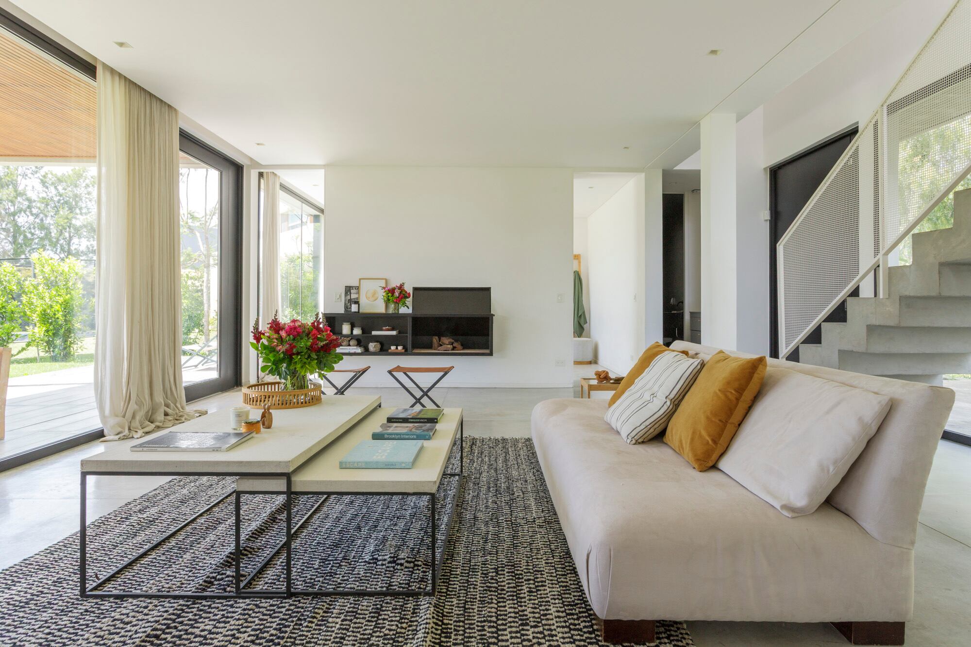 Sin puertas, solo vanos, más allá del living se ubica un pequeño espacio para ver tele