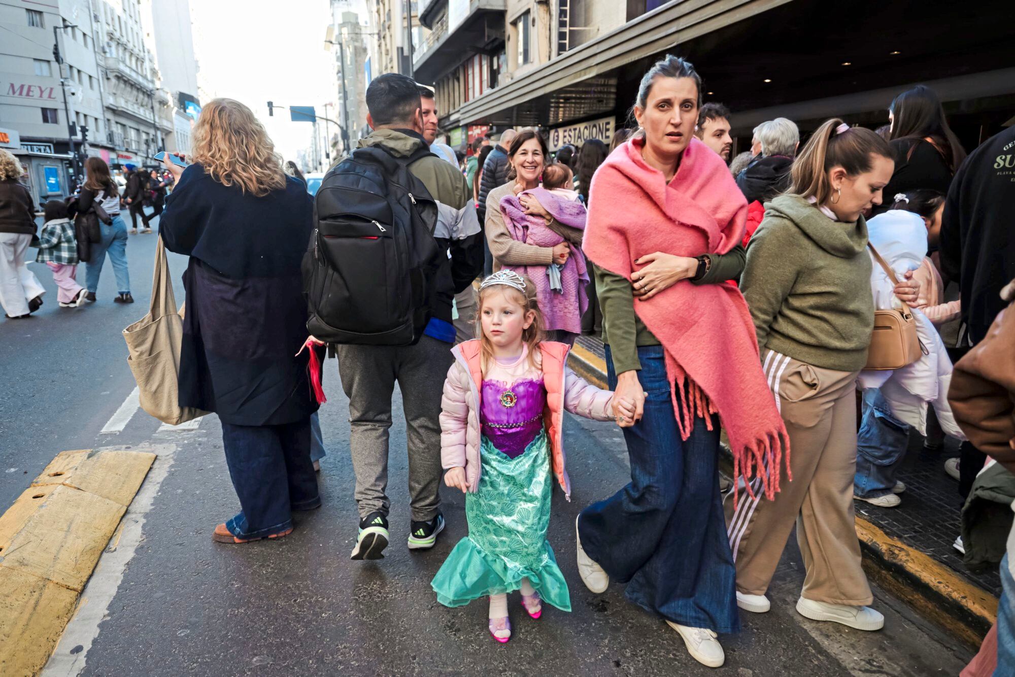 En horario de la siesta, la avenida se transforma en una especie de pasarela infantil