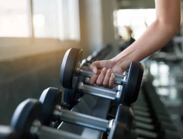 El uso excesivo de dispositivos móviles y el ejercicio del peso muerto son factores de riesgo