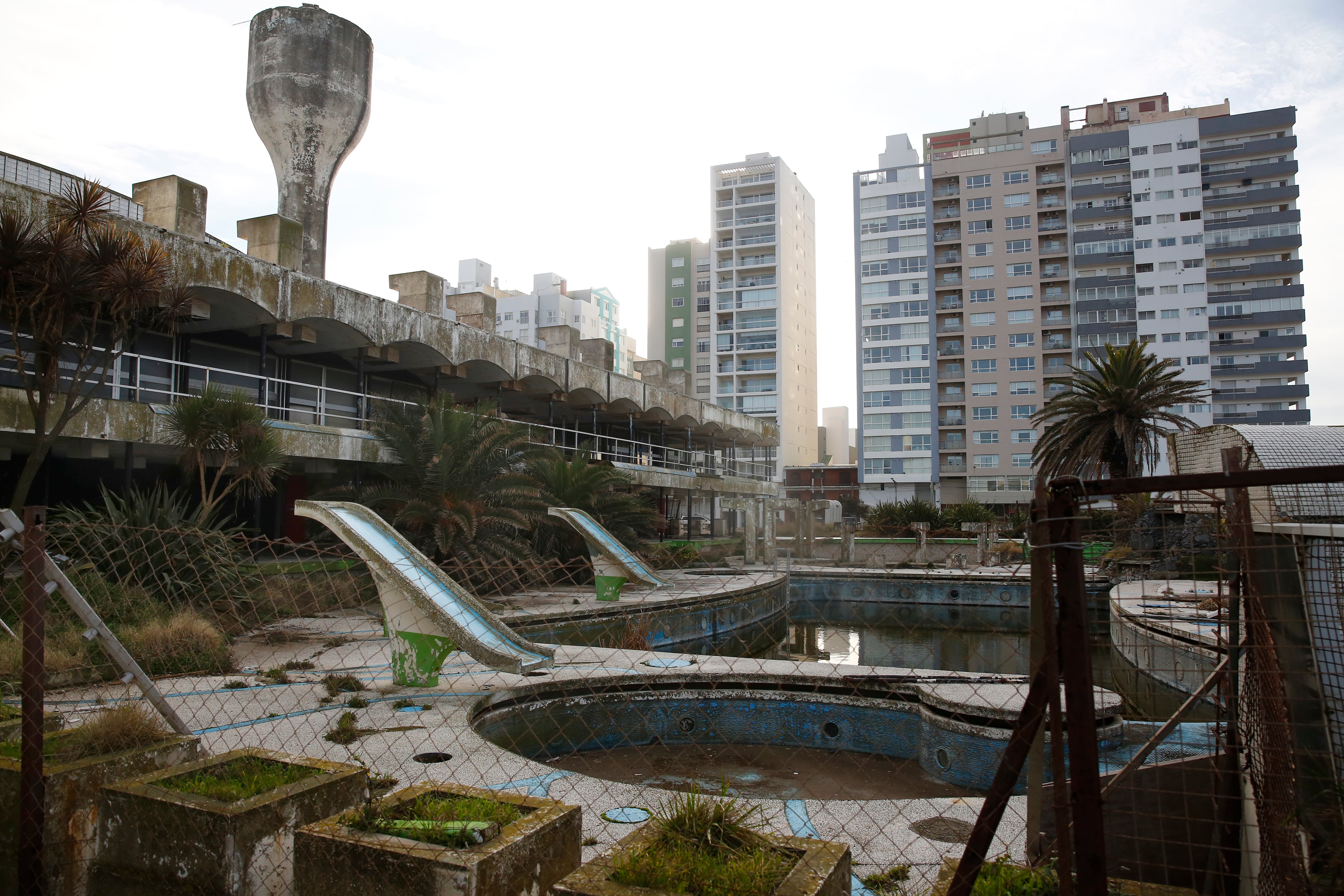E deterioro creció por la cercanía del mar y su potencia erosiva, la desidia general y, por sobre todo, el vandalismo