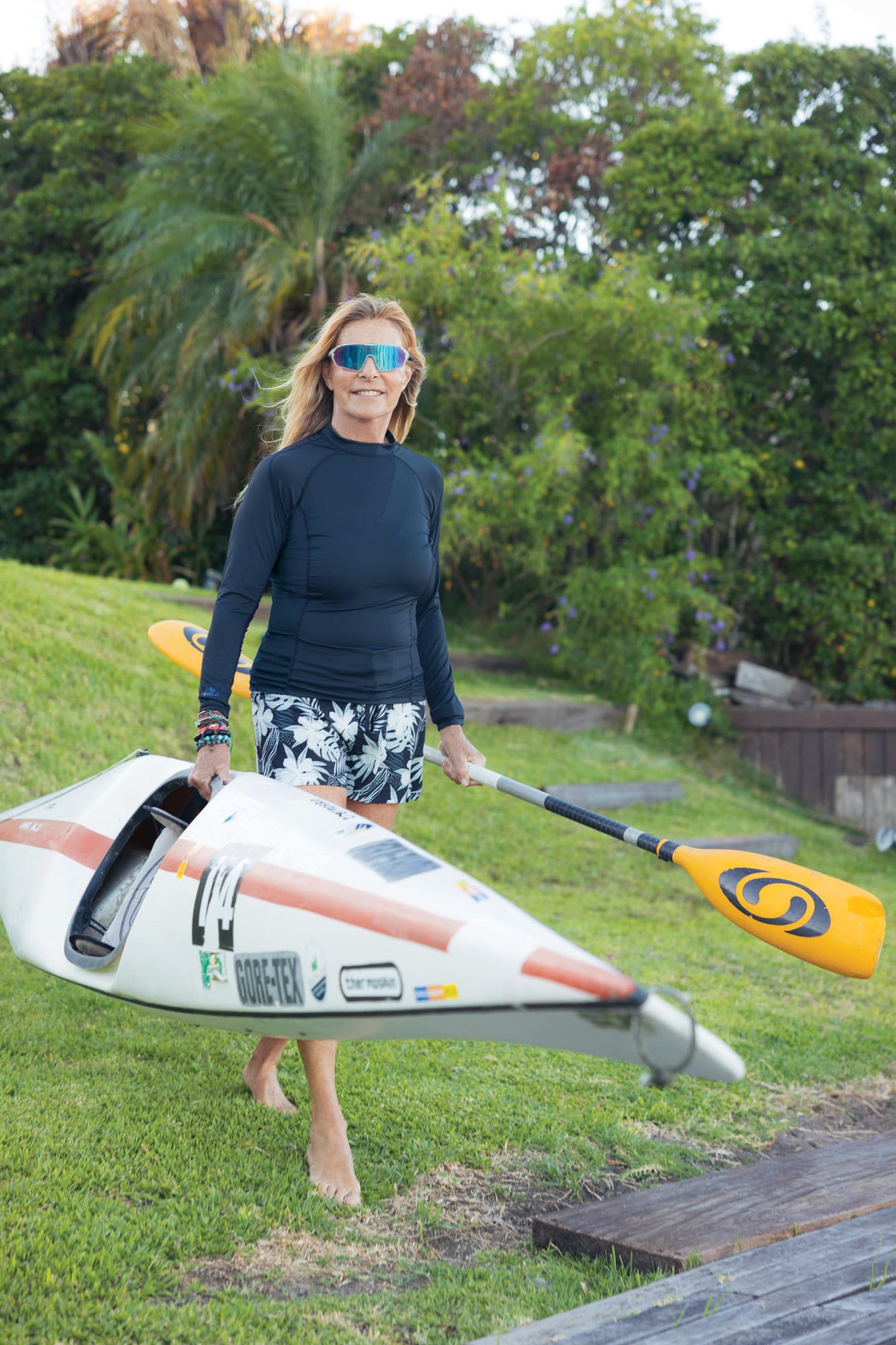 Con su equipo de agua, Virginia sale a remar en su kayak por el lago que está frente a su casa