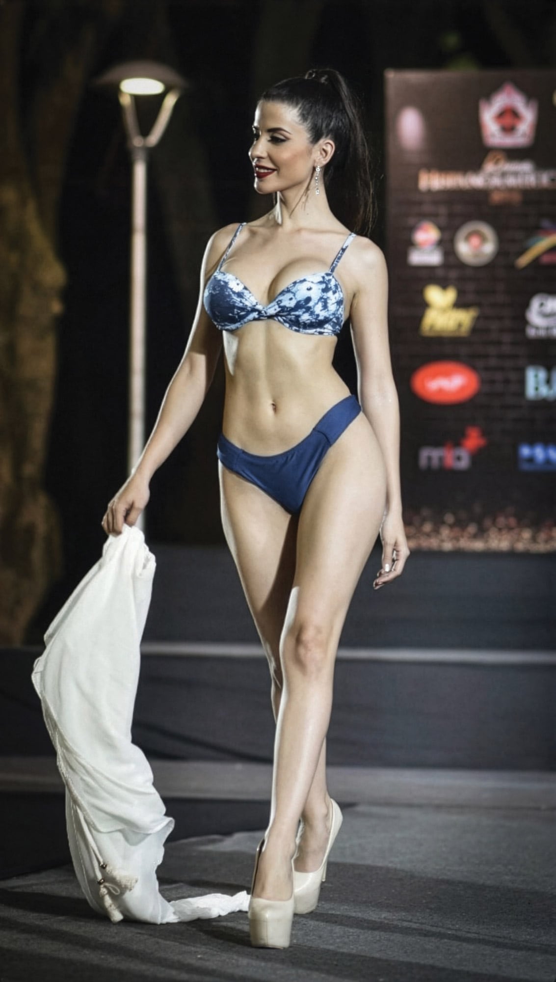 La modelo participó en su primer
concurso de belleza a los 18 años en su tierra
natal, Concordia, Entre Ríos, y allí se coronó
Reina de los Carpinteros. Hoy lleva sumados más
de treinta títulos