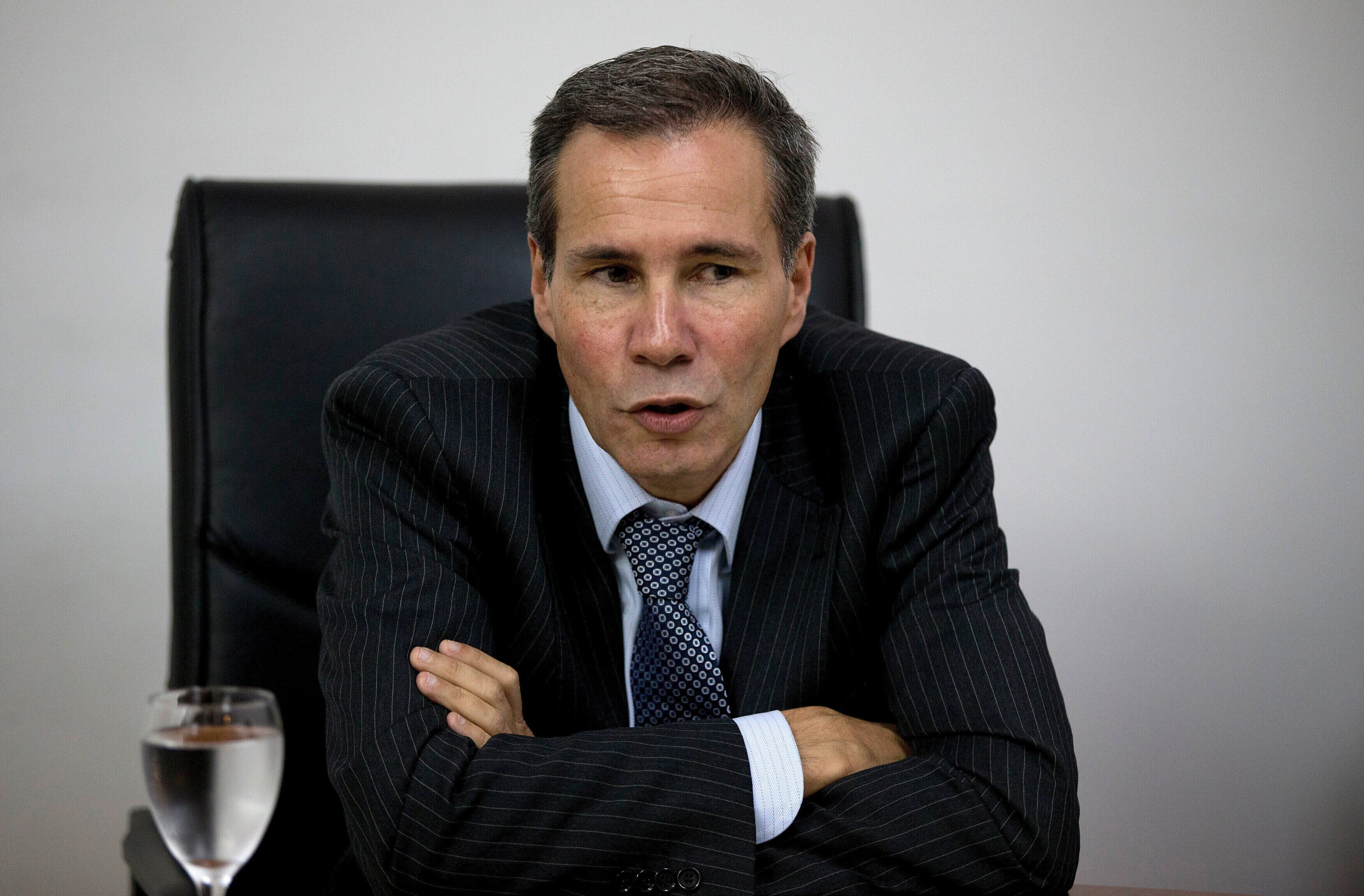 ARCHIVO - Alberto Nisman, el fiscal que investigaba el atentado de 1994 contra el centro comunitario de la Asociación Mutual Israelita Argentina (AMIA), habla con los periodistas en Buenos Aires (Argentina), el 29 de mayo de 2013. (Foto AP Natacha Pisarenko)