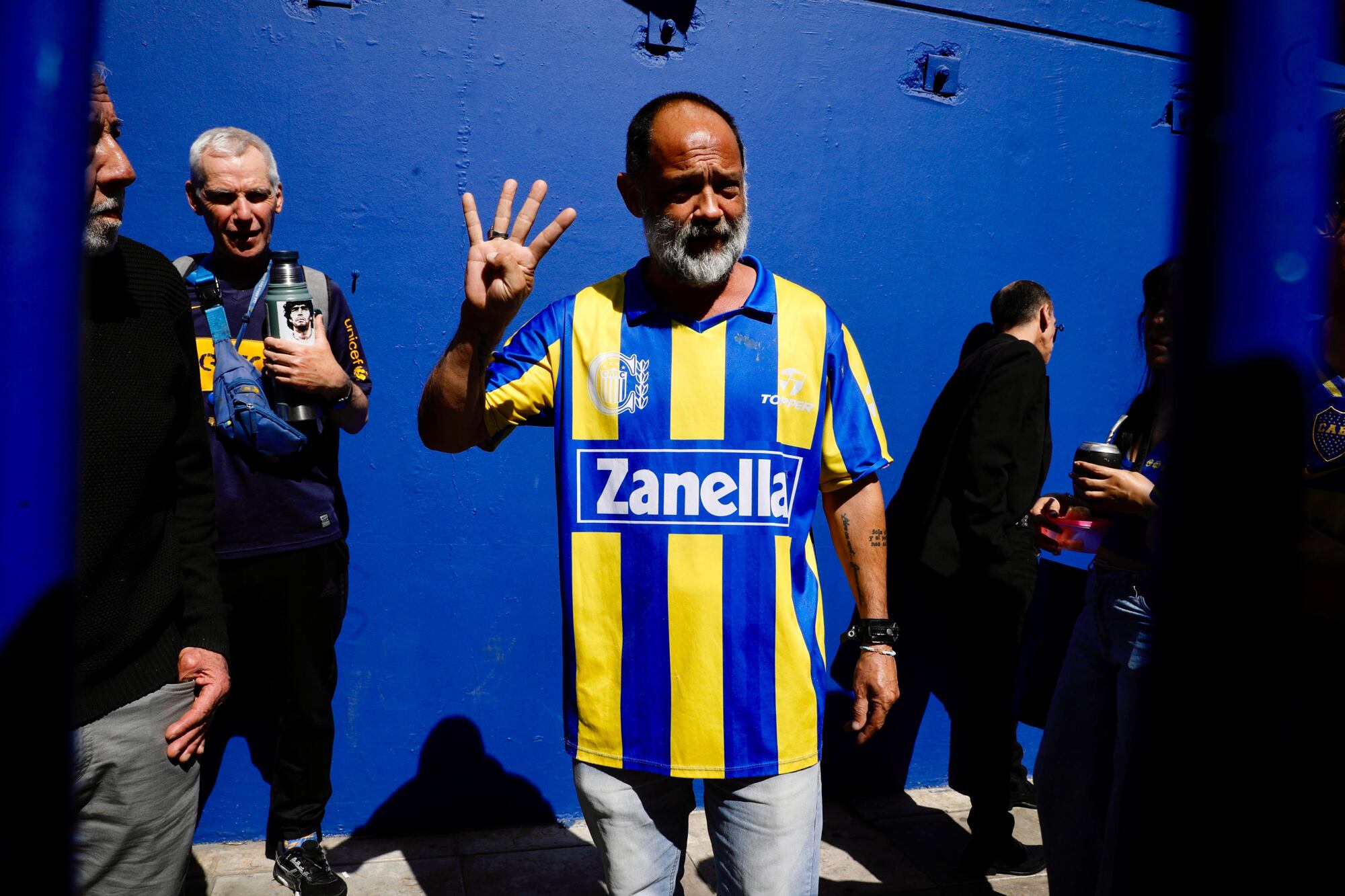 Un chincha de Rosario Central, cerca de uno de Boca, en el estadio Alberto J. Armando; la muerte hace posible la convivencia pacífica entre quienes le rinden honores con distintas preferencias futbolísticas.