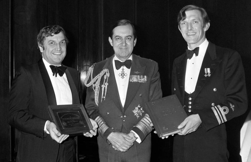 Moody, a la izquierda, recibe el premio Hugh Gordon-Burge Memorial Award en 1982 por su aterrizaje seguro