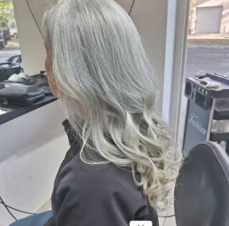 Sol, calor y el shampoo equivocado pueden cambiar el tono de tus canas sin que lo notes