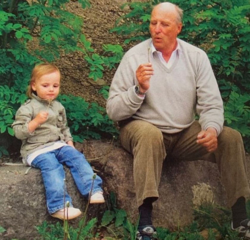 La princesa Ingrid Alexandra junto a su abuelo, el rey Harald V