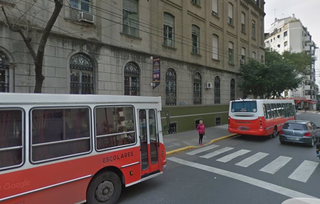 Tres adolescentes sufrieron quemaduras durante un experimento químico en un colegio de Palermo