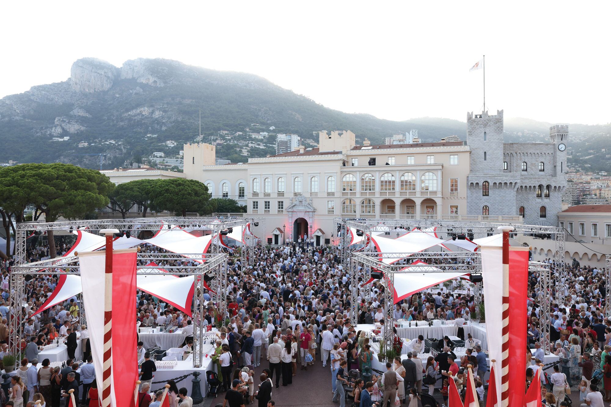 Vista de la Plaza de Palacio repleta de gente que participó de los festejos.