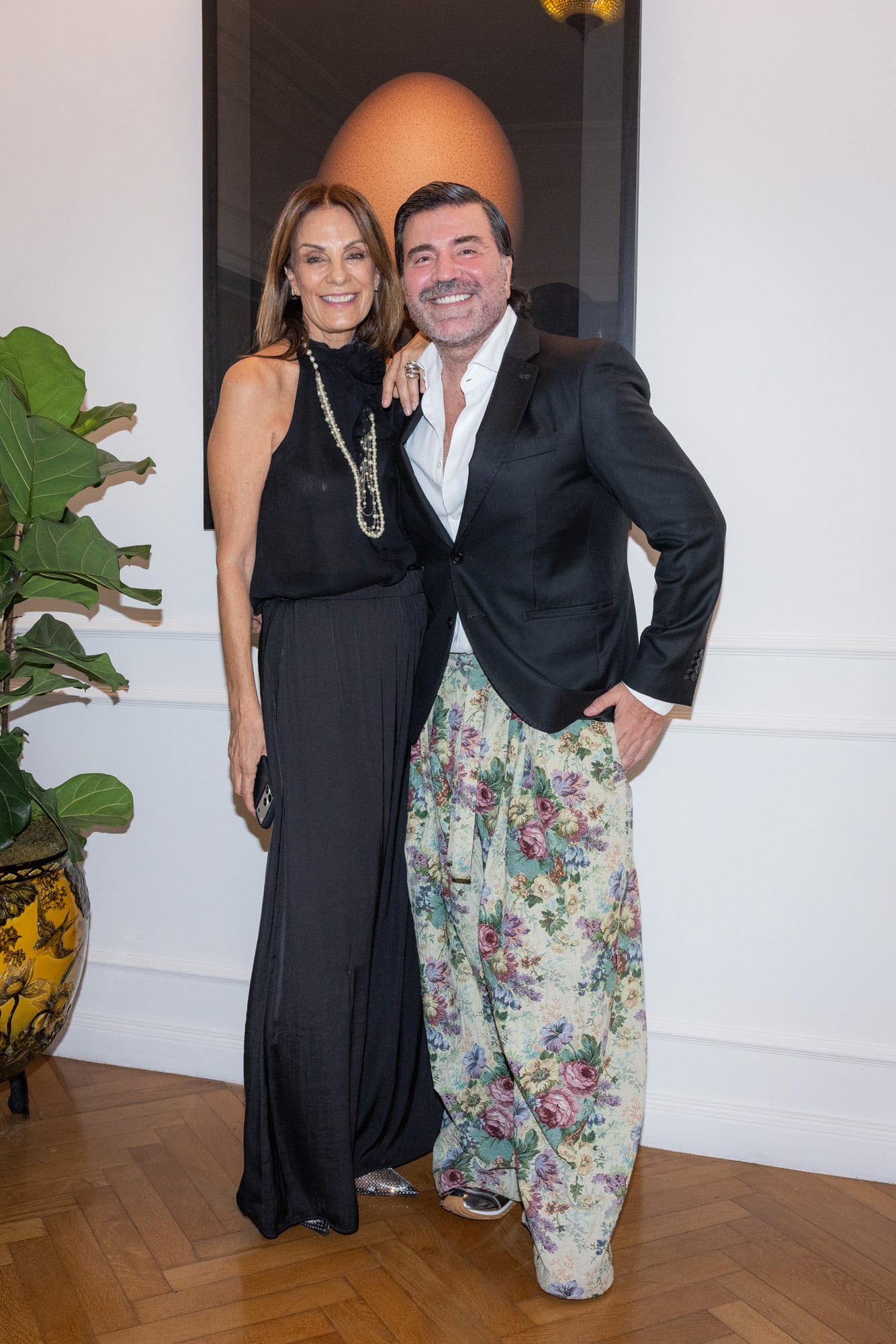 Javier Saiach, con pantalones con estampa floral, saco y zapatillas, posó sonriente junto a Nequi Galotti