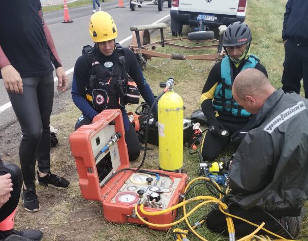Indicaron que las tareas están siendo articuladas y coordinadas con la Dirección de Riesgo Especiales de la Policía de la provincia de Buenos Aires, quienes tuvieron a su cargo los equipos de buzos tácticos