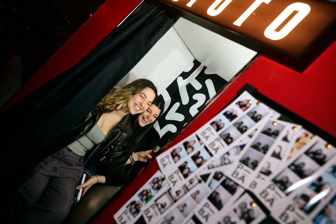 El lugar cuenta con cabina de fotos gratis, para dejar en el recuerdo la visita