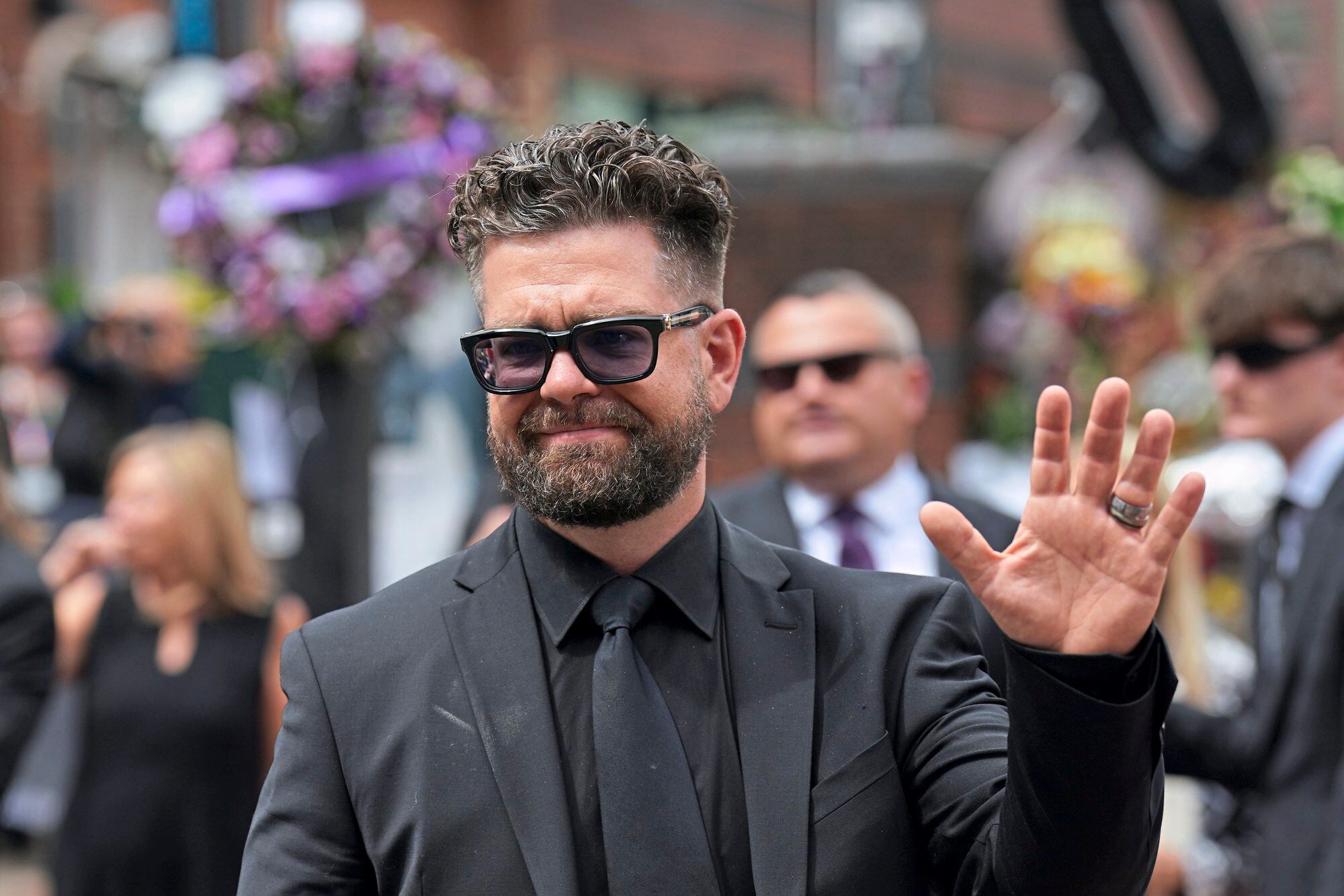 Visiblemente conmovido, Jack Osbourne saluda a la multitud