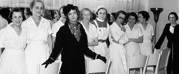 Elizabeth Arden junto a un grupo de empleadas; la empresaria supervisaba personalmente la formación de quienes atendían a sus clientas