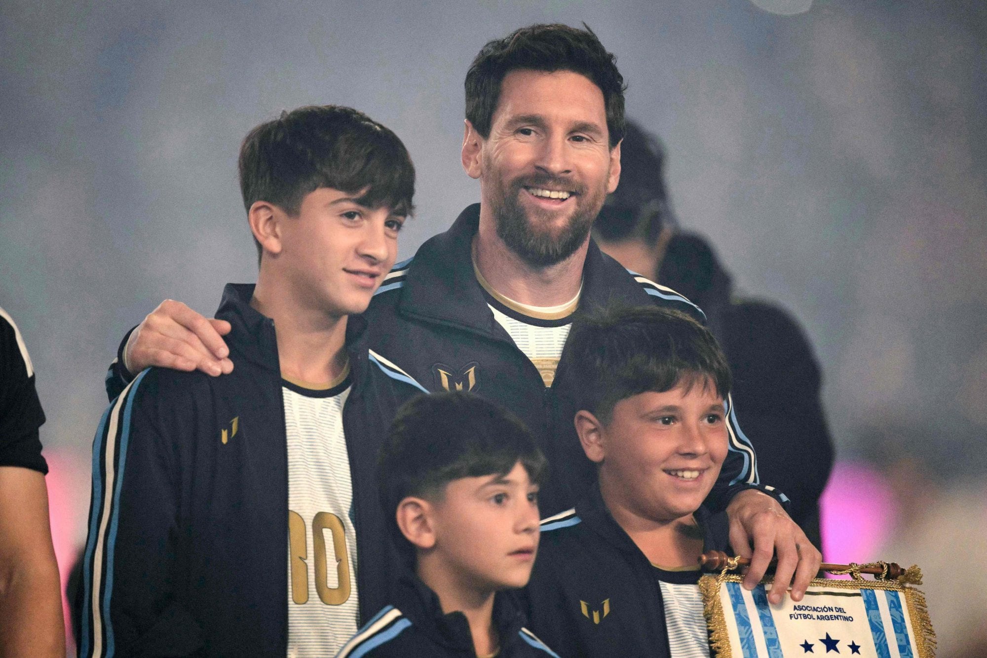 Messi y sus tres hijos, en un lindo momento antes del partido