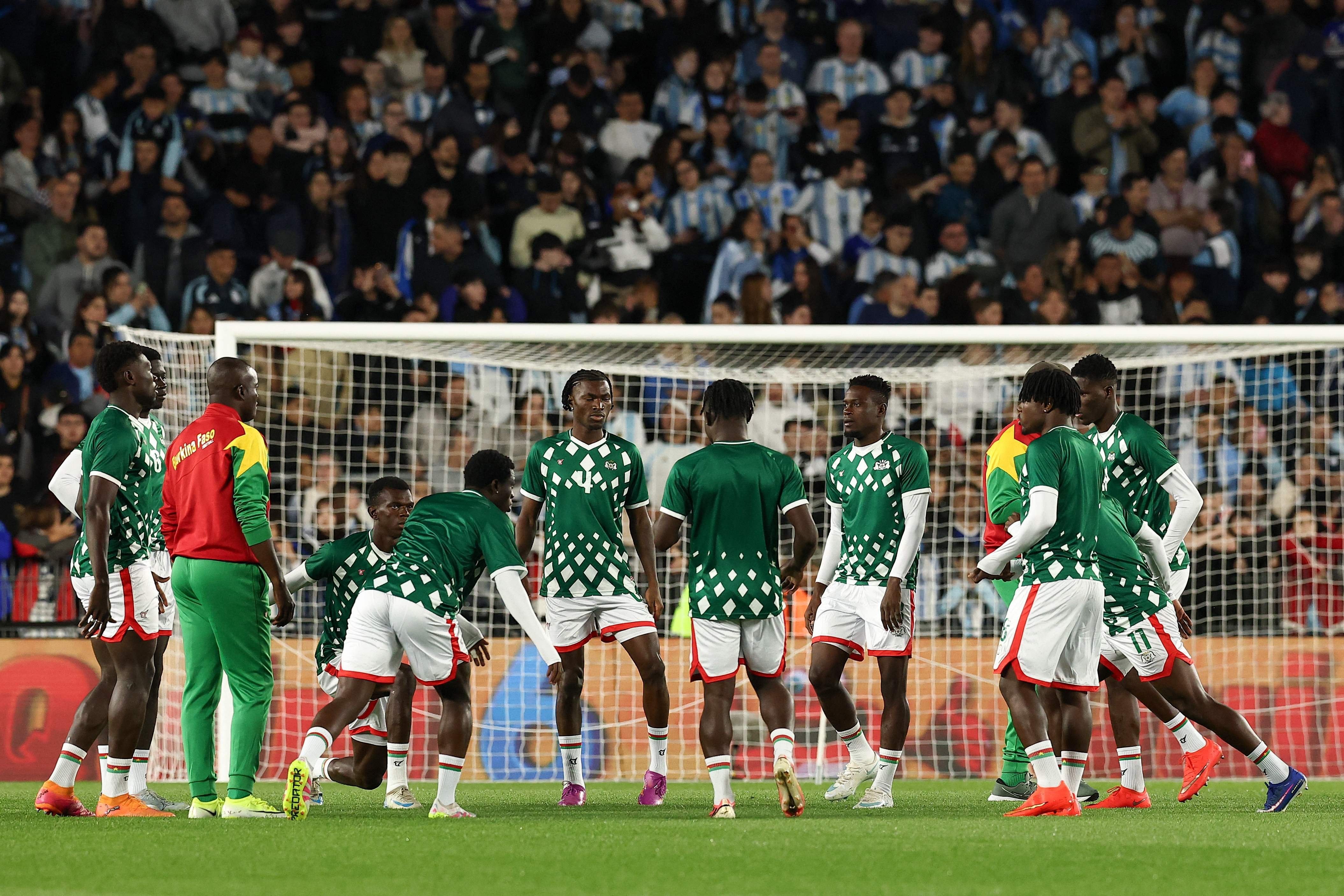 Respecto al último partido oficial, Burkina Faso no repitió siquiera un jugador, ni tampoco el entrenador; un amistoso lleno de improvisación.