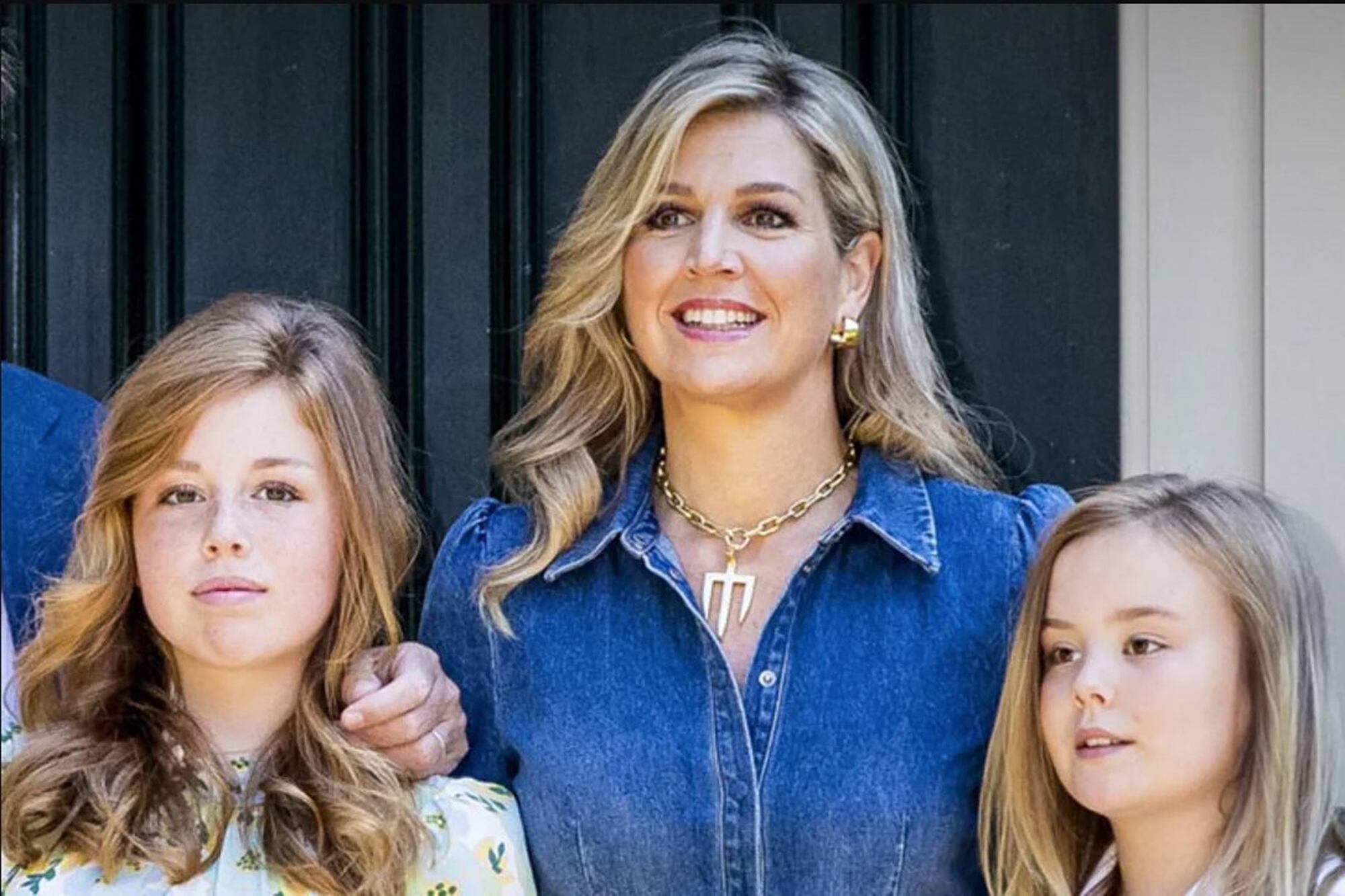 Máxima junto a sus hijas, con el collar de cóndor que tiene su nombre 