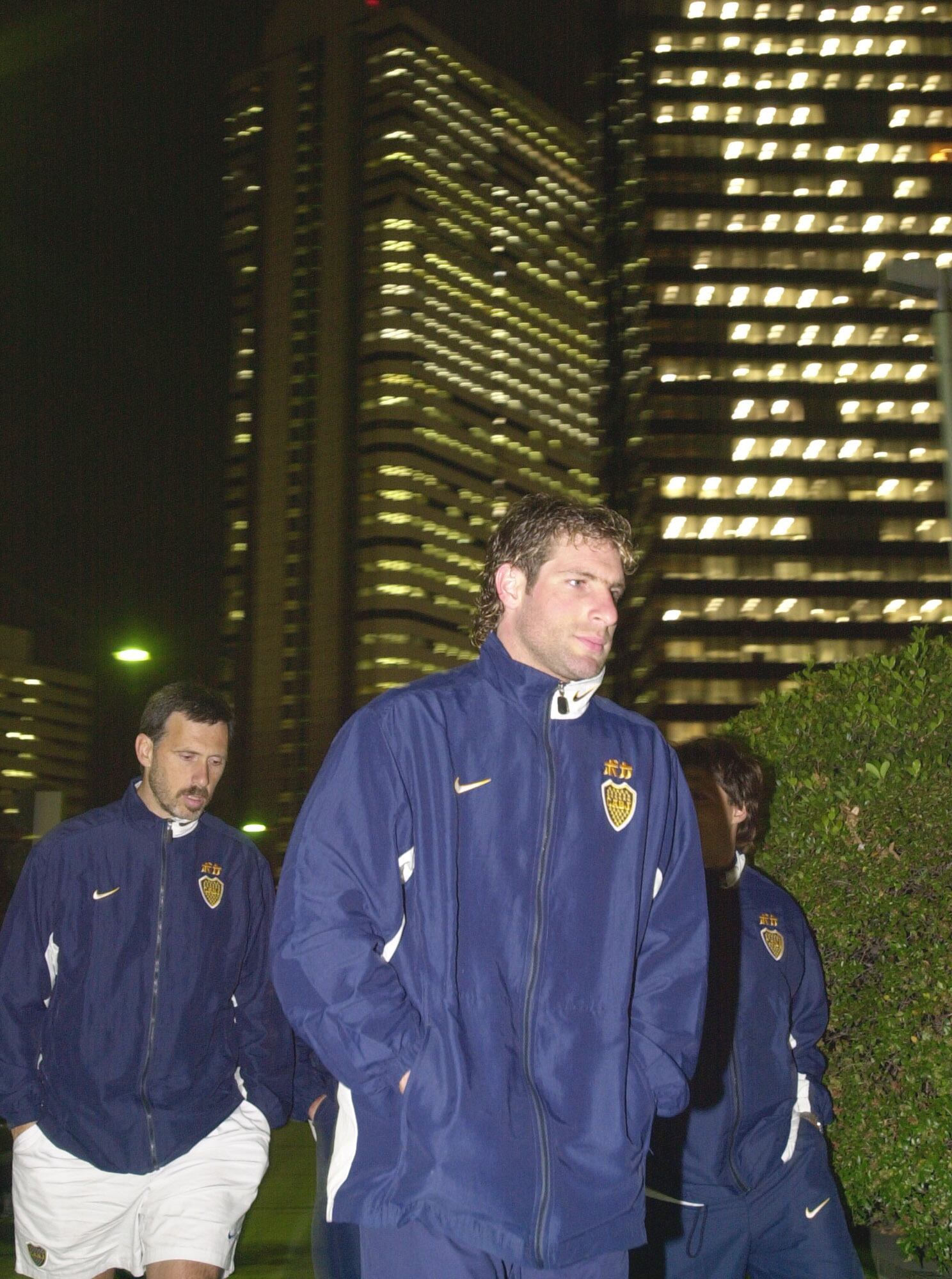 Martín Palermo y el Kinesiólogo Ruben Araguas en en el barrio Shinjuku, de Tokio