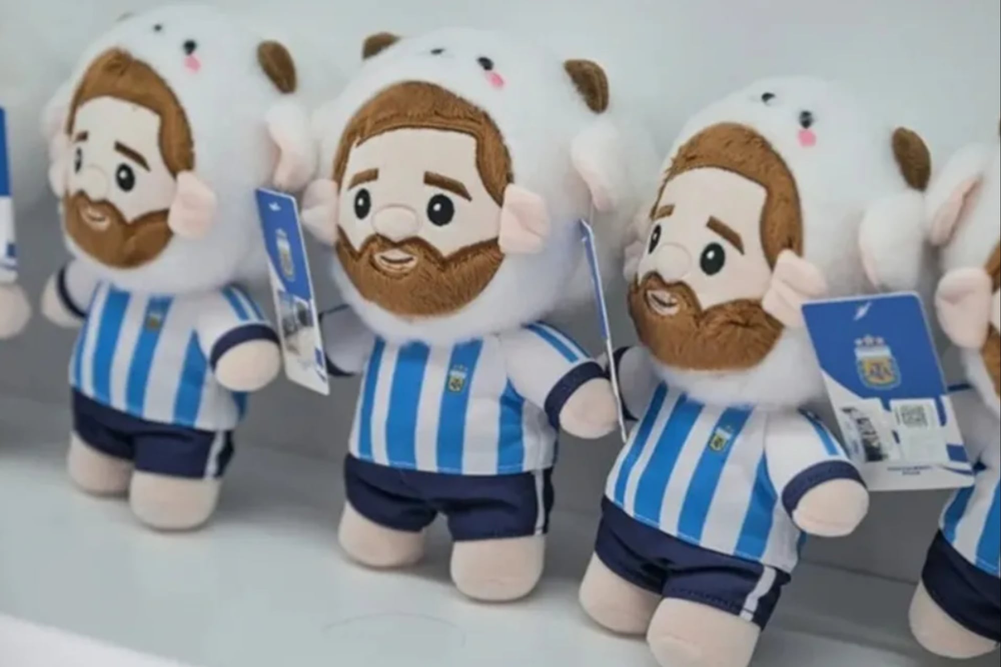 El peluche de Messi es furor pero muy lejos de la Argentina: el país que lo agotó para tenerlo durante el Mundial