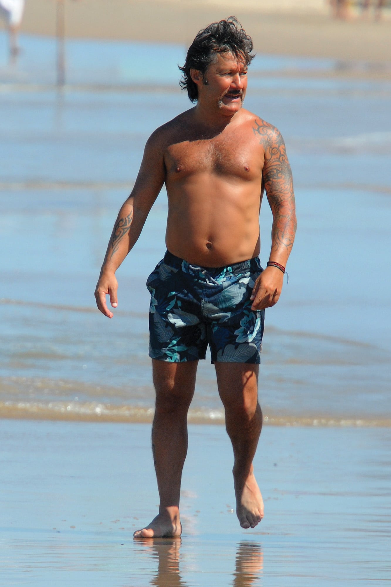 El cantante, en el mediodía del martes 10, en la playa de José Ignacio