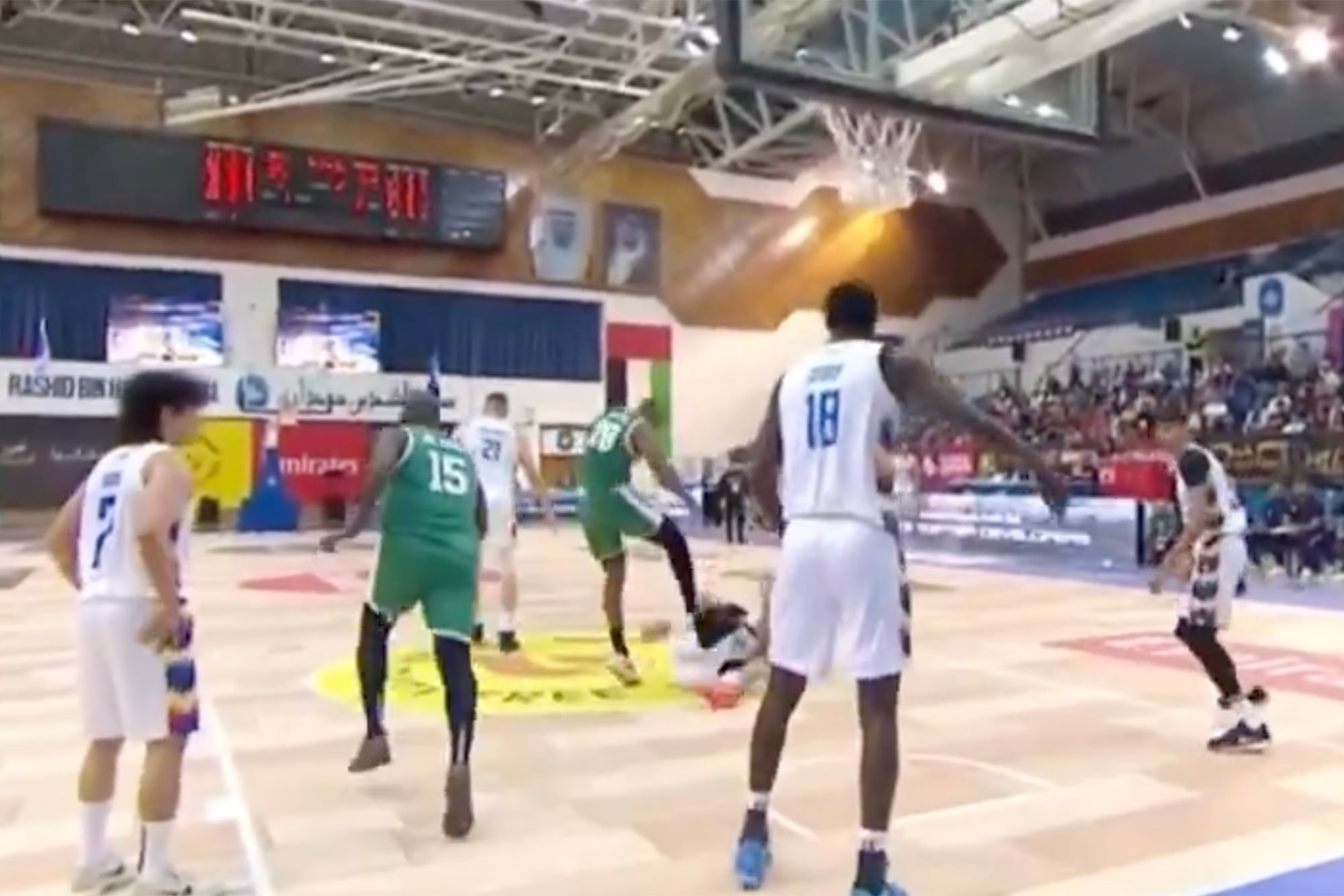 La brutal agresión de Romero a un rival, Nick Demusis, alero del Zamboanga Valientes