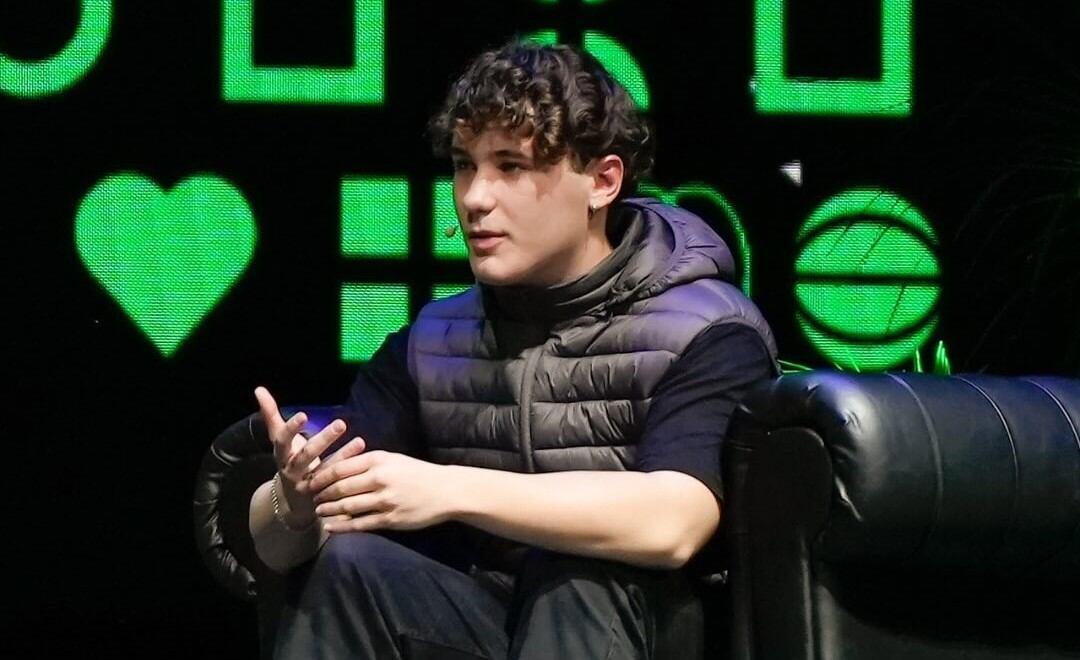 Valentín, que aprendió a programar por su cuenta, habló sobre el desarrollo de la plataforma frente a 12 mil adolescentes