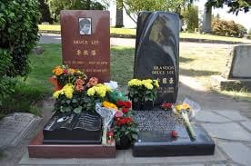 Brandon Lee fue enterrado junto con su padre en abril de 1993