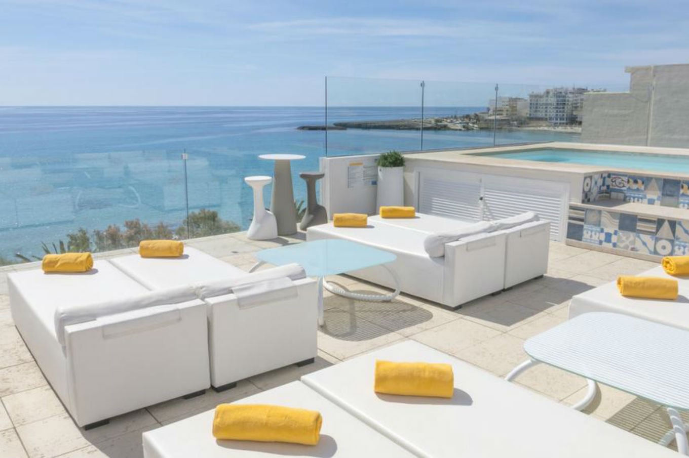 La terraza del Sky Bar ofrece vistas panorámicas sobre la costa este de Mallorca