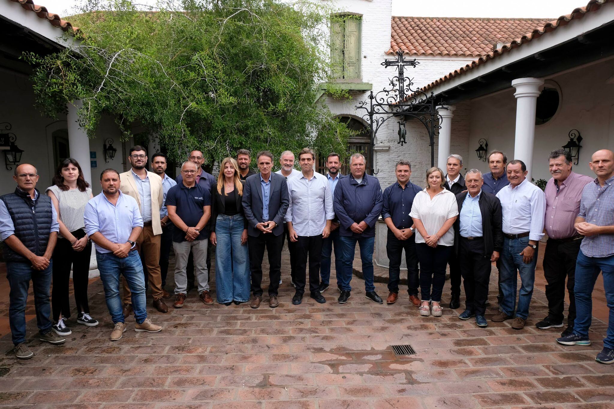 Katopodis e intendentes, reunidos en Luján para escenificar la protesta contra Milei por el estado de las rutas