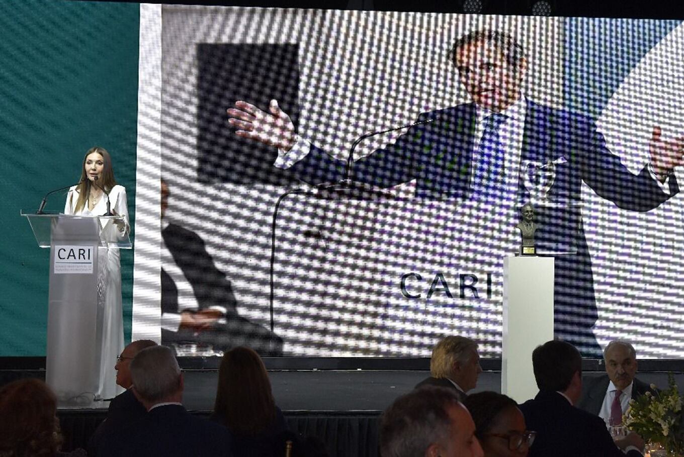 Rafael Grossi recibió el Premio Embajador Carlos Muñiz a la Excelencia